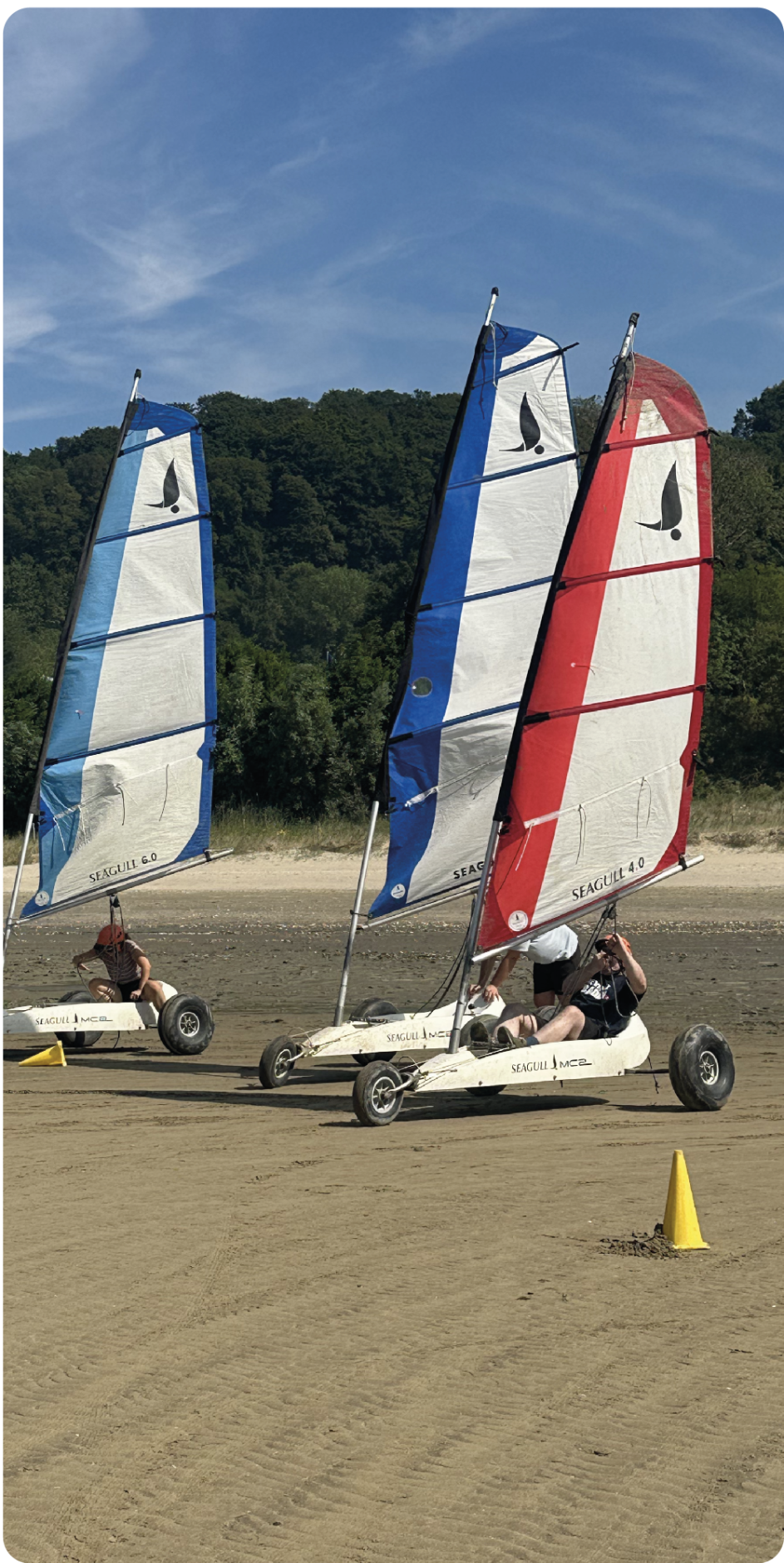 Trois chars à voile prêts au départ sur la plage du Butin à Honfleur avant une séance d’initiation.