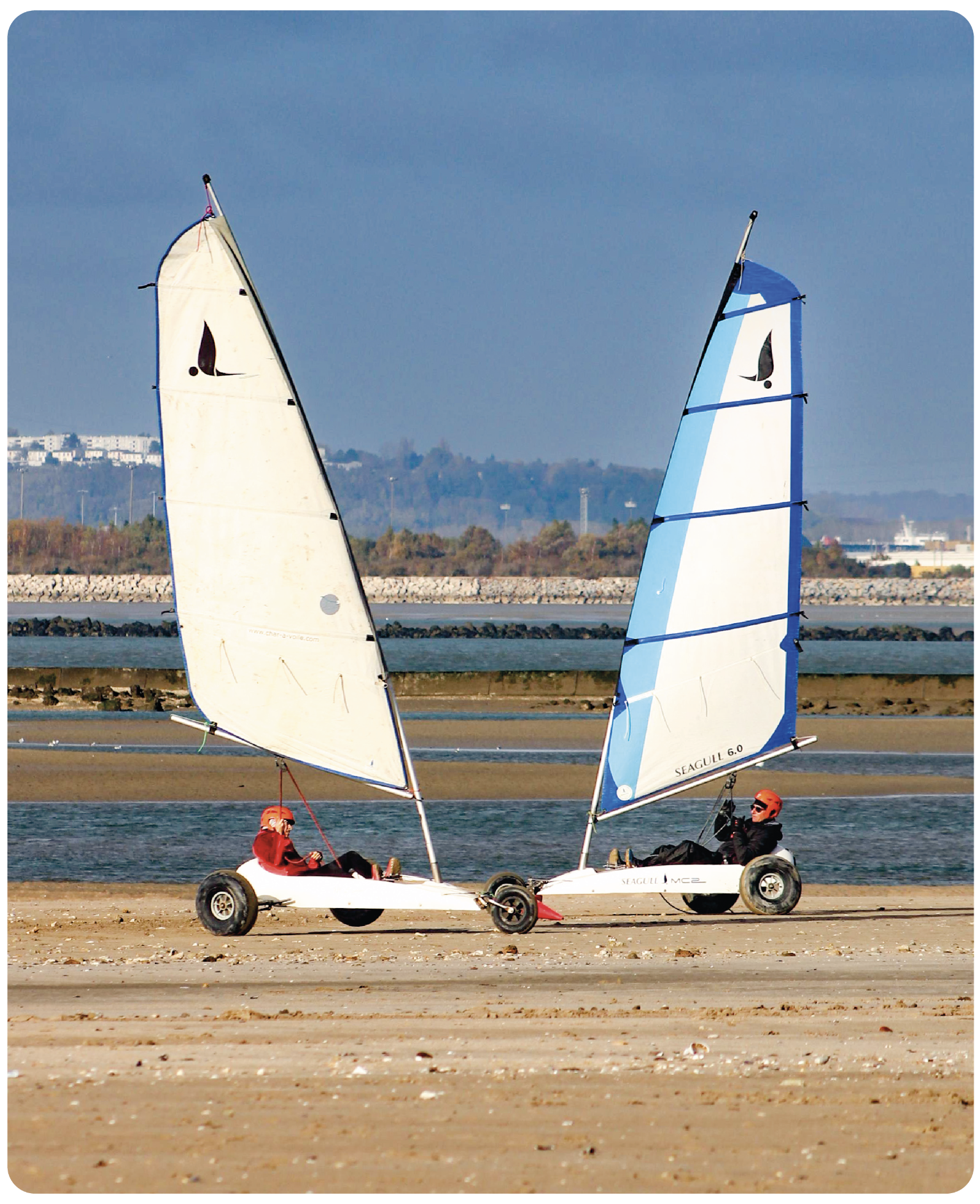 Deux chars à voile face à face sur la plage du Butin à Honfleur lors d’une séance d’initiation.