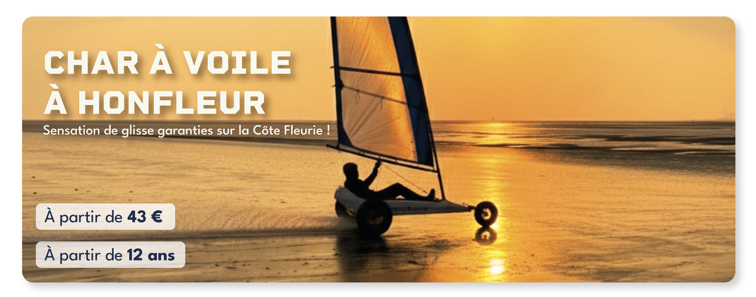 Char à voile en pleine vitesse sur la plage du Butin à Honfleur, projetant du sable humide au coucher du soleil.